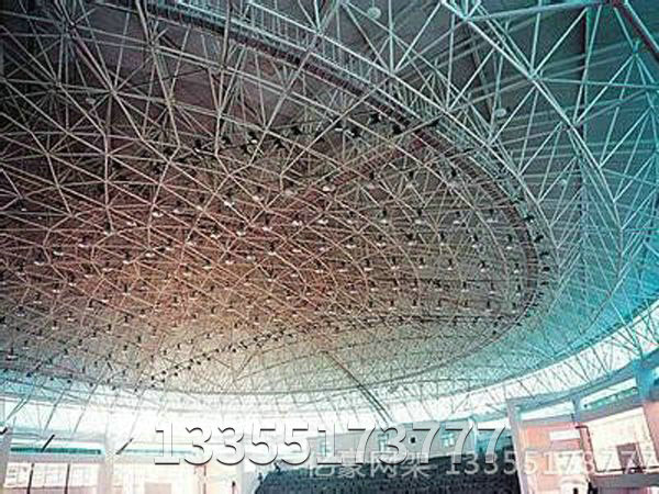 分析彩鋼板網(wǎng)架鋼結(jié)構(gòu)廠房漏雨的因素